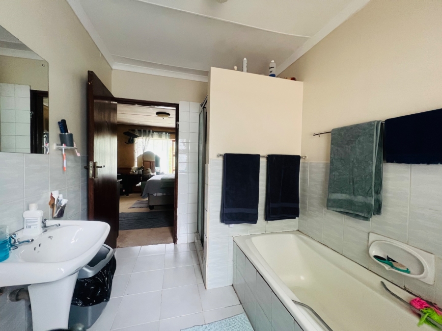4 Bedroom Property for Sale in Twee Rivieren Western Cape